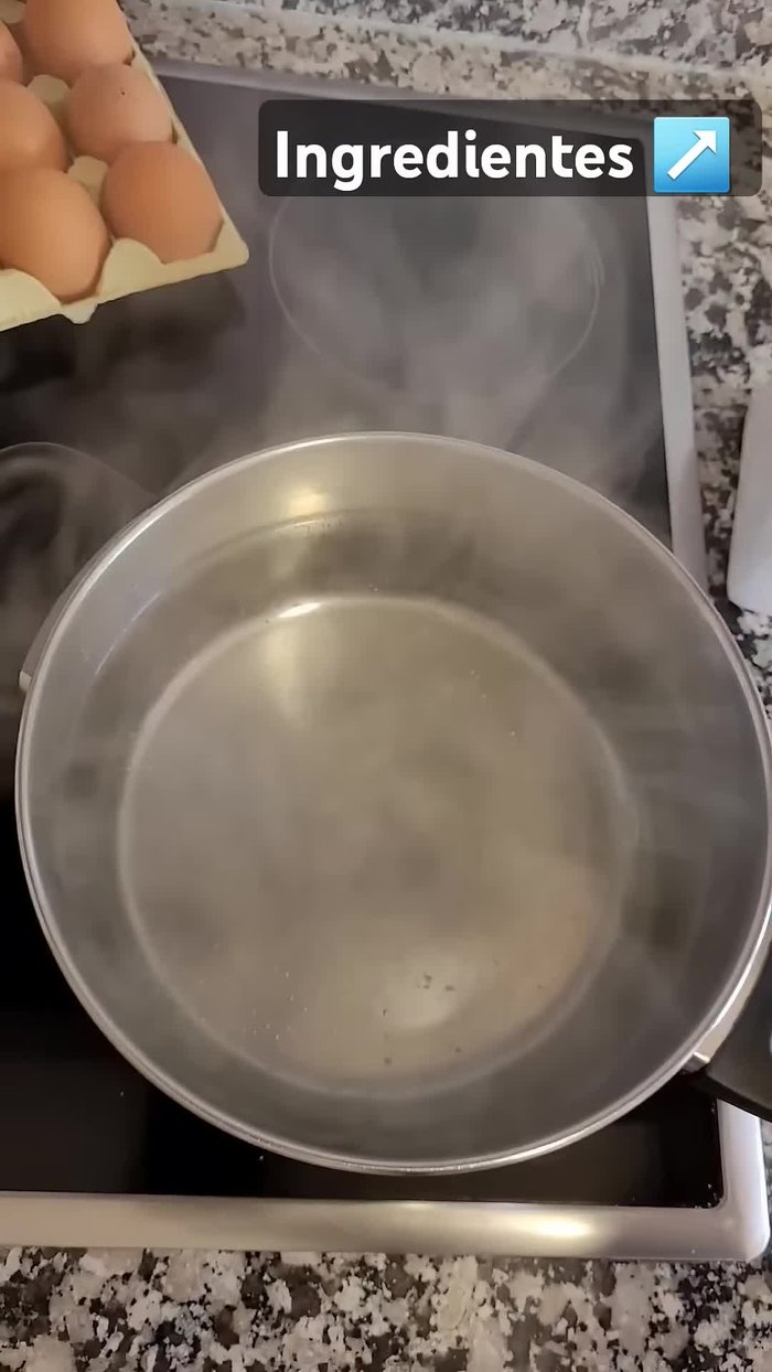 Poner a calentar abundante agua con sal. Añadir los huevos y un chorrito de vinagre para que se pelen bien.
