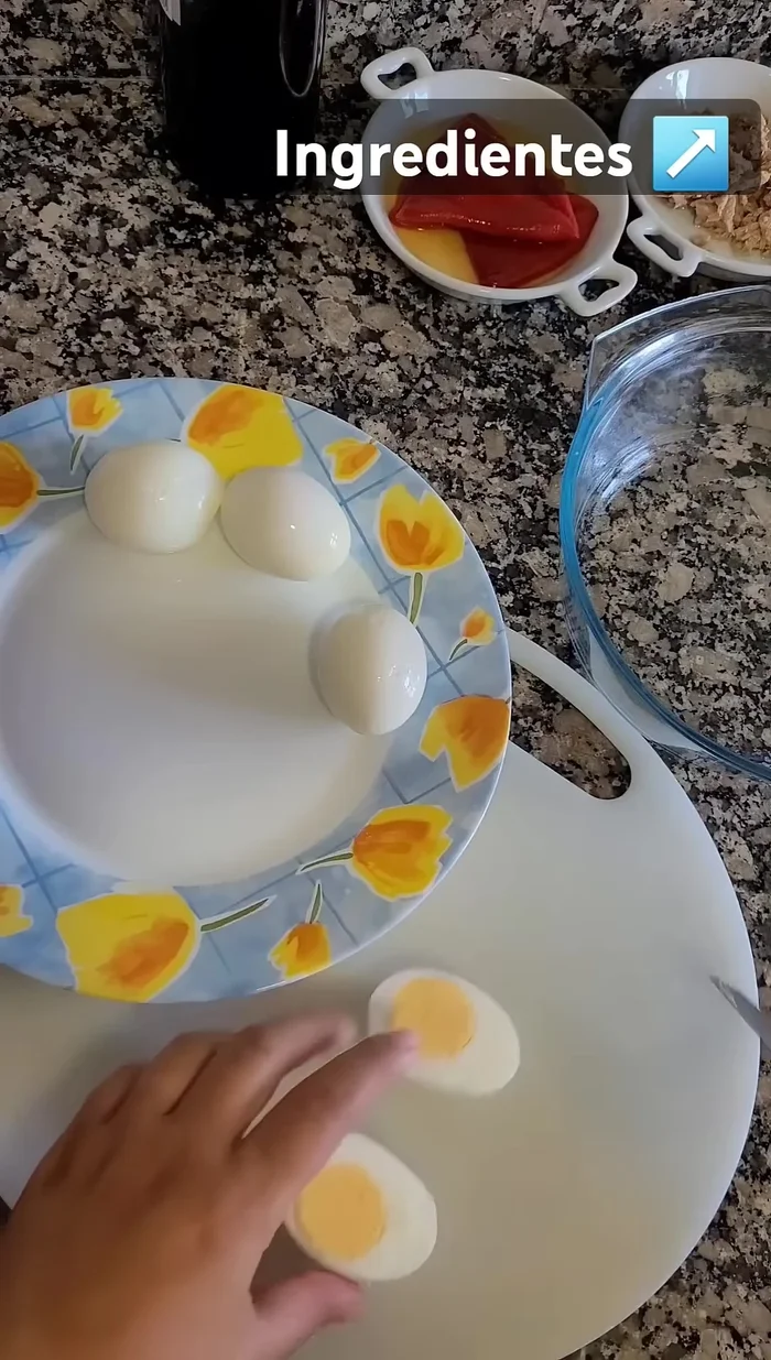 Partir los huevos por la mitad, separar las claras de las yemas.