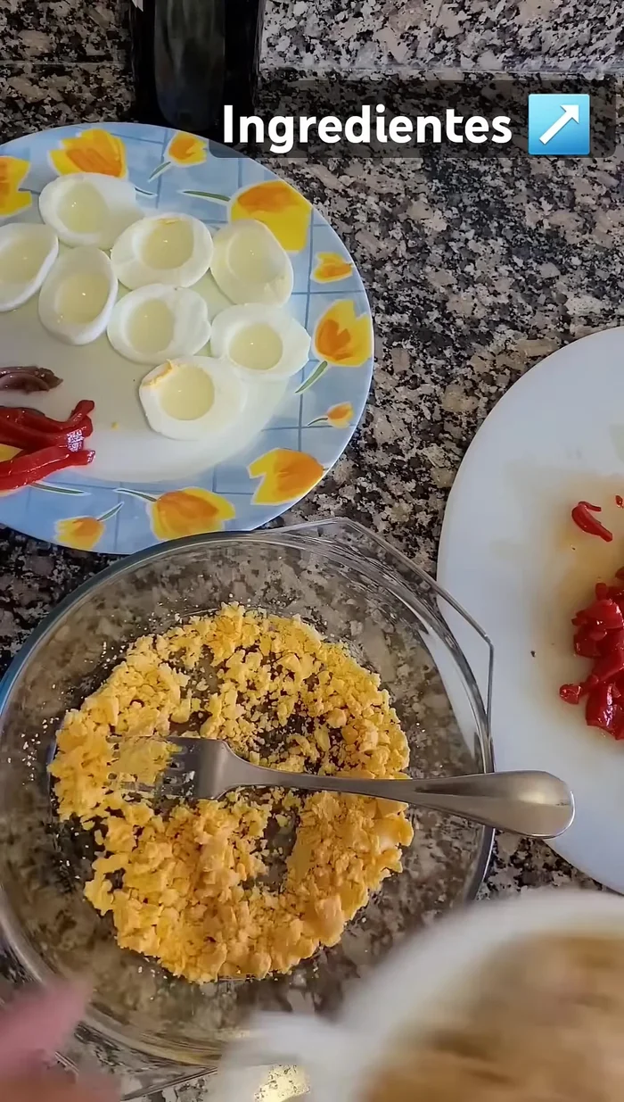 Chafar las yemas con un tenedor. Añadir el atún, el pimiento y las anchoas.