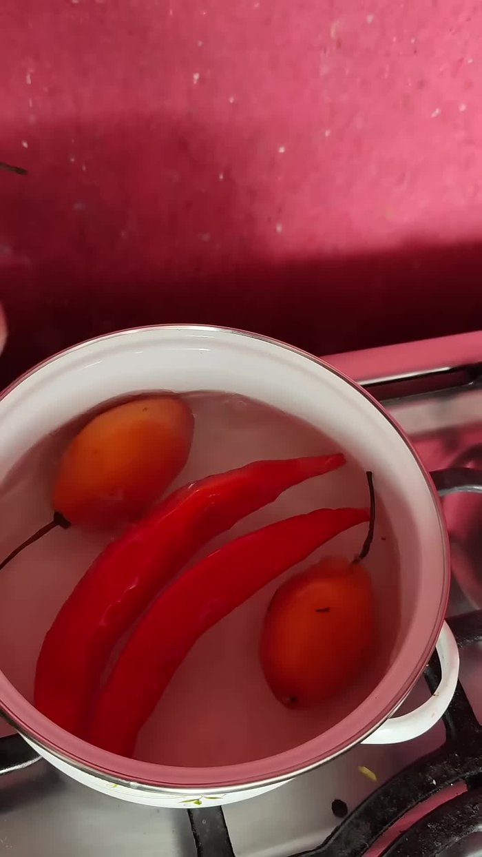 Mientras se cocina, picar finamente la cebolla y lavarla varias veces para quitarle lo fuerte. Dejarla en agua.