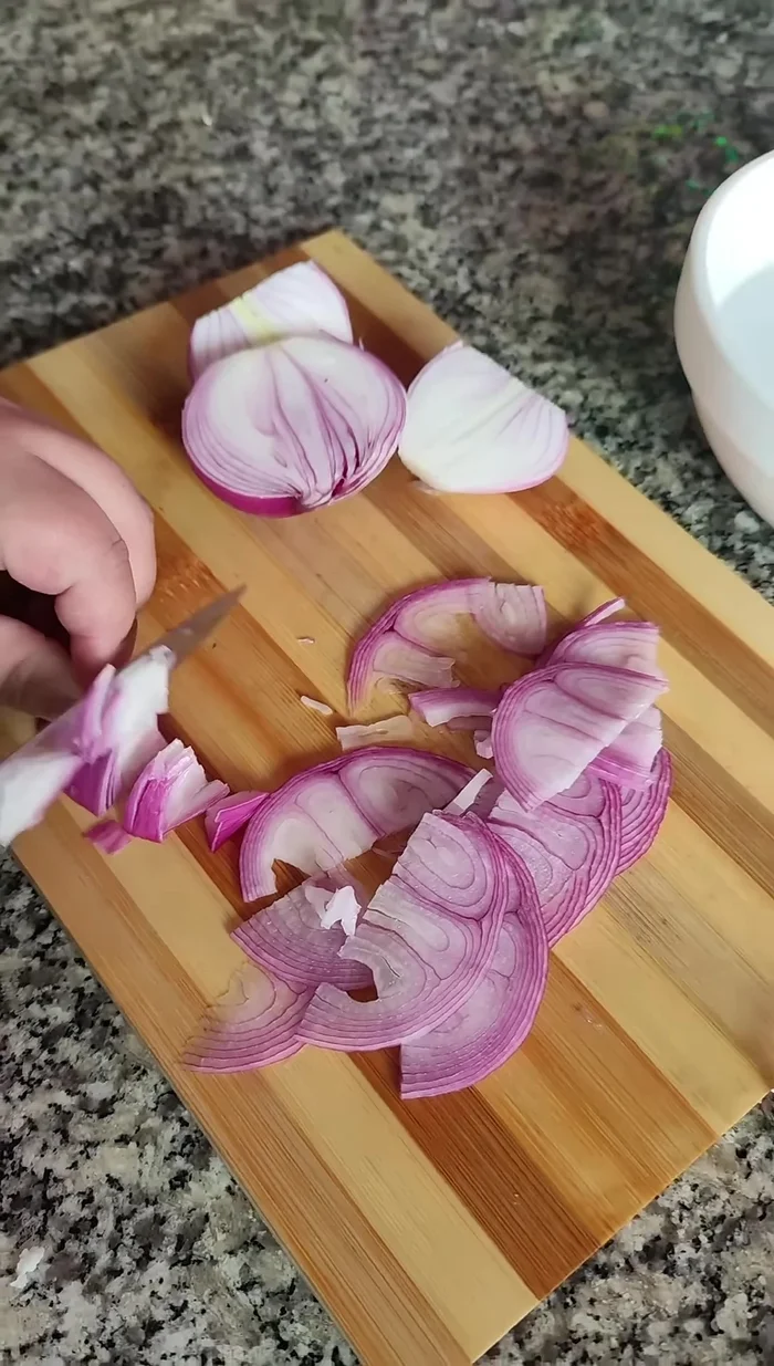 Picar el cilantro.