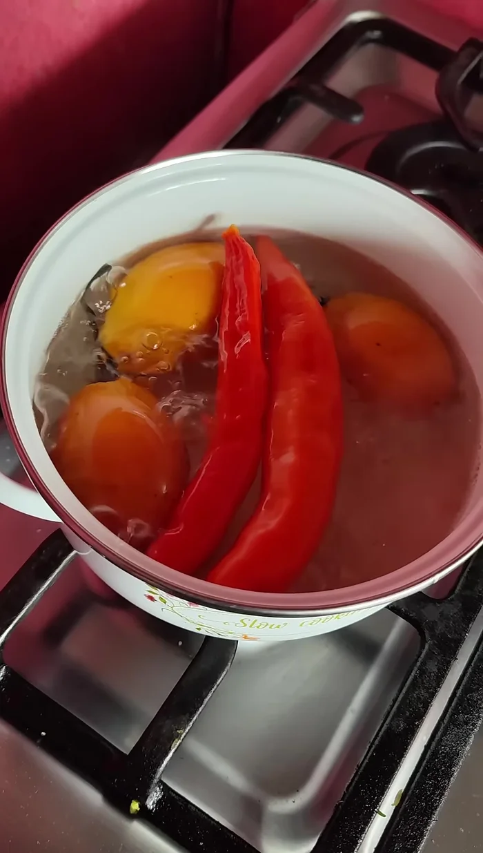 Una vez cocidos los tomates, sacarlos y dejarlos enfriar.