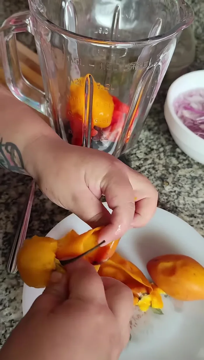 Pelar los tomates de árbol.