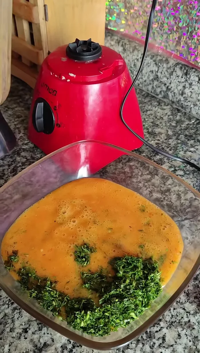 Agregar las hierbitas picadas (cilantro), la cebolla picada y un poco de aceite.