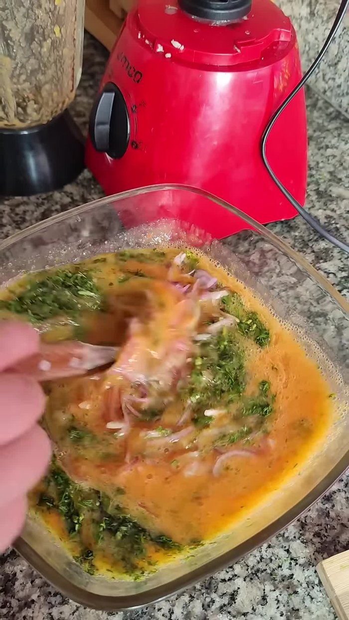 Poner tres tomates de árbol y dos ajíes a cocinar.