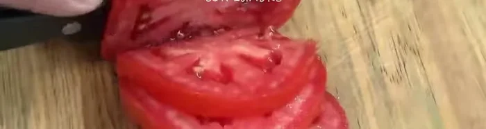 Partimos el tomate en rodajas y luego en cuadritos.