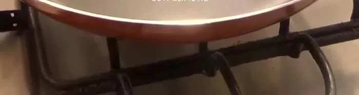 Ponemos el sartén a fuego medio y agregamos aceite.