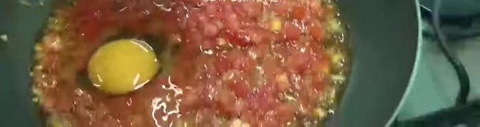 Una vez cocido el tomate (cambia de color), agregamos los huevos.