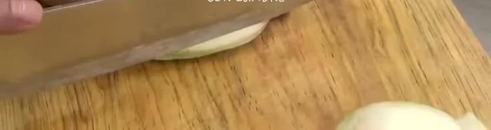 Partimos la cebolla en rodajas y luego en cuadritos.