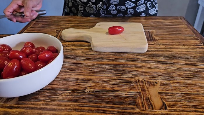 Partir los tomates cherry por la mitad.