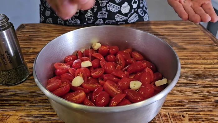 Añadir romero, albahaca, hierbas finas, sal y aceite de oliva al gusto.