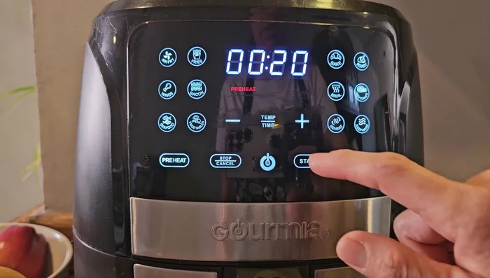 Programar la freidora en opción hornear a 180ºC durante 20 minutos.