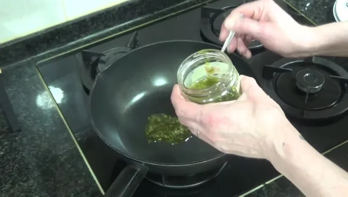 Añadir 1-2 cucharaditas de ajo y perejil picado (o aceite, ajo y perejil fresco si no se usa la mezcla en aceite).