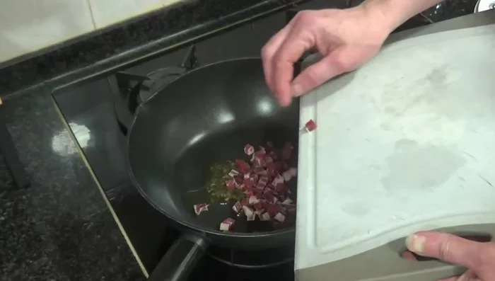 Agregar la punta de jamón serrano a la sartén.