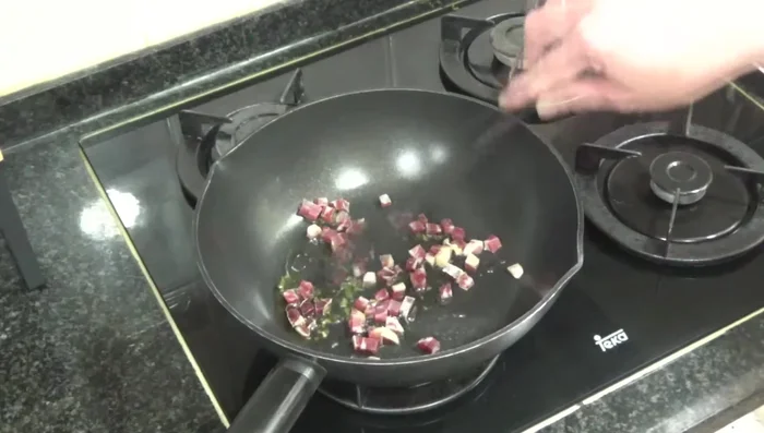 Saltear el jamón y el ajo-perejil durante 2 minutos hasta que el jamón cambie de color.