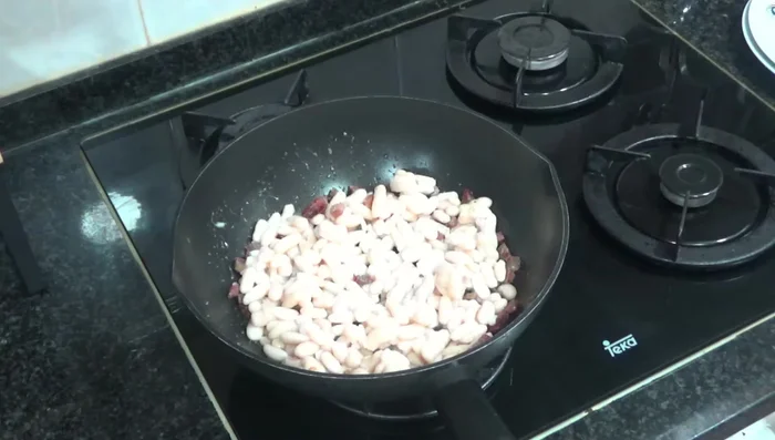 Añadir sal y una pizca de comino al gusto.
