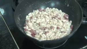 Judías Blancas Salteadas con Jamón: Guarnición Rápida y Fácil