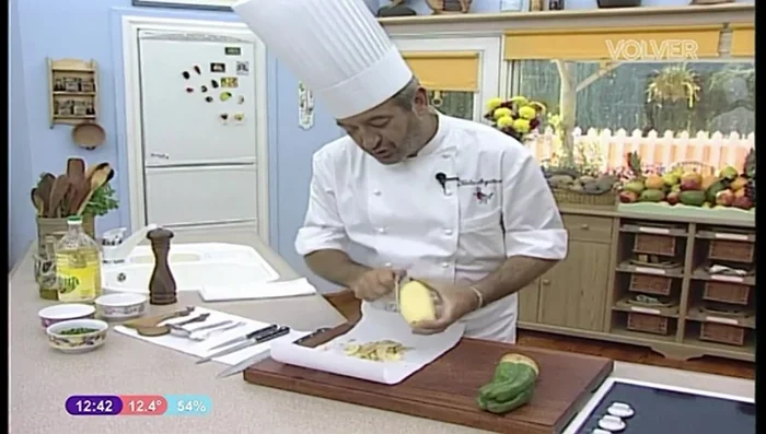 Pelar y lavar las papas. Secarlas con un paño para que no salpiquen.
