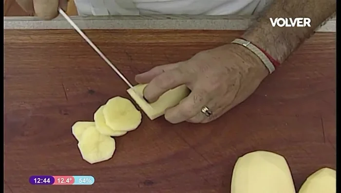 Cortar las papas en rodajas de grosor medio.