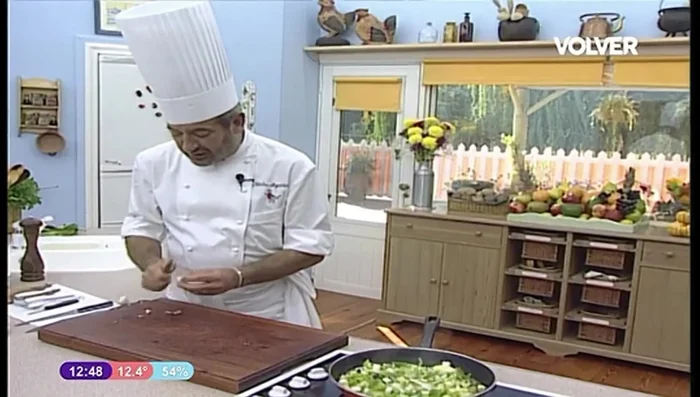 Añadir los vegetales a las papas en la sartén y cocinar durante 10-12 minutos.