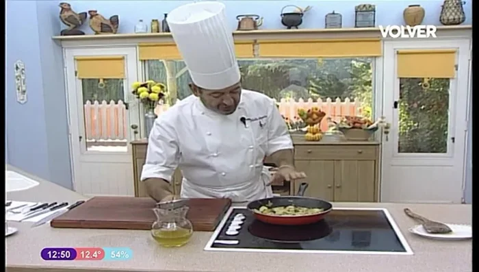 Colar el aceite sobrante de las papas y vegetales.