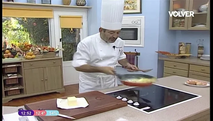 Remover suavemente hasta que los huevos estén cuajados pero jugosos.
