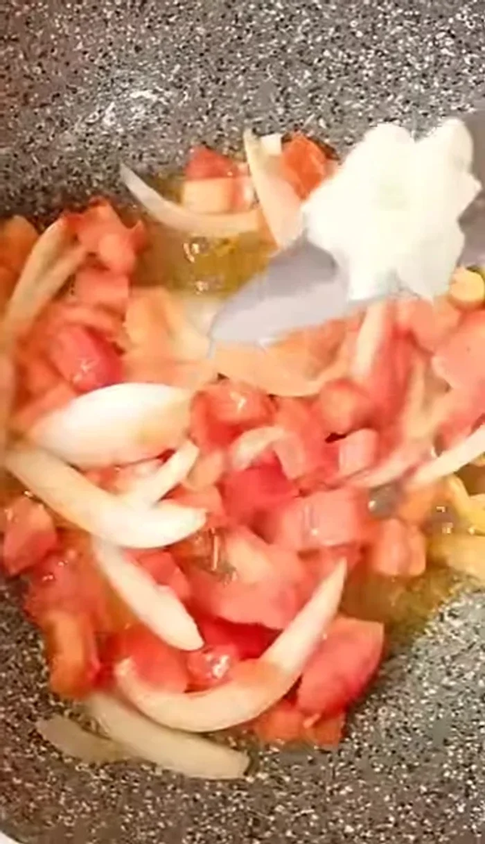 Añadir el ajo picado (opcional).