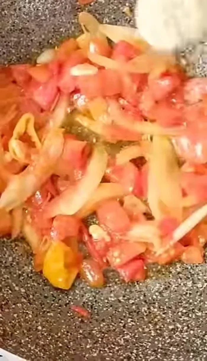 Agregar consomé de pollo para sazonar mientras se sofríe la verdura.
