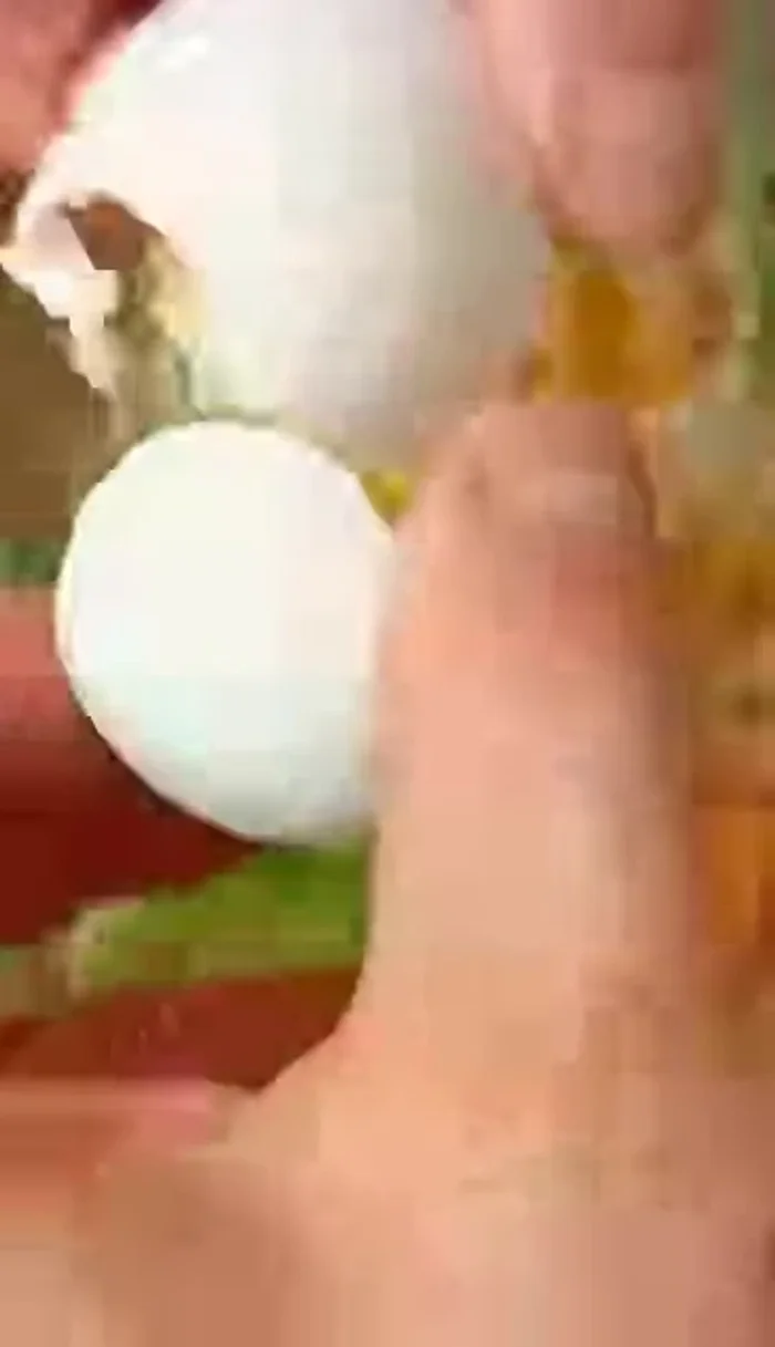 Añadir los huevos al caldillo hirviendo y sazonar con más consomé de pollo si es necesario.