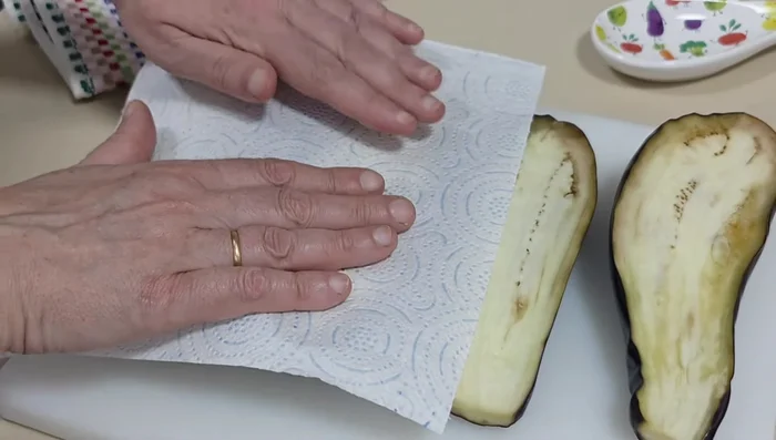Retirar el exceso de agua con papel absorbente.
