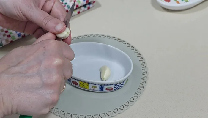 En un recipiente, mezclar ajo picado con aceite de oliva.