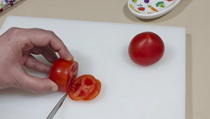 Cortar los tomates en rodajas y el queso mozzarella en triángulos.