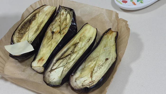 Colocar las rodajas de tomate y queso sobre las berenjenas alternando.