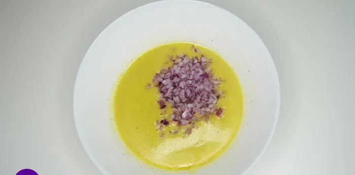 Añadir a la vinagreta la cebolla, el pimiento, el tomate, las piparras, los pimientos del piquillo y las aceitunas. Remover bien.