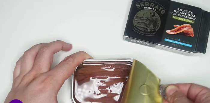 Colocar una anchoa del Cantábrico encima de cada espárrago relleno.