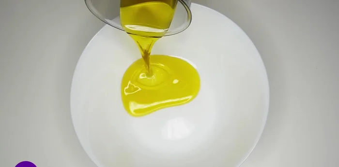 Preparar la vinagreta: En un bol, mezclar el aceite de oliva, el vinagre, la mostaza, la pimienta y la sal. Batir hasta emulsionar.