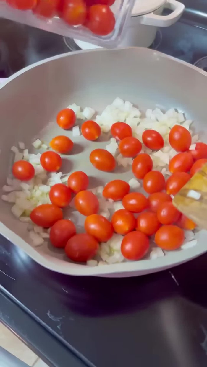 Añadir los tomates cherry y dejar sofreír durante 3-5 minutos.