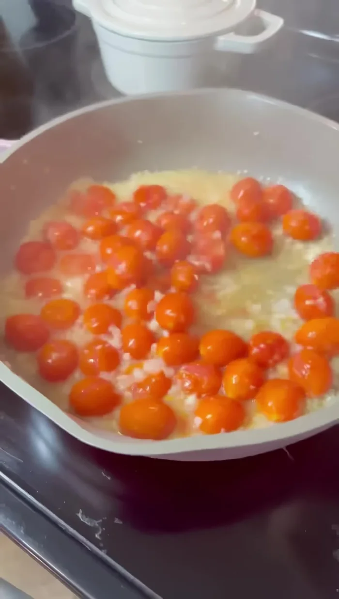 Una vez que los tomates estén tiernos (se pueden pinchar con el dorso de una cuchara o un cuchillo), sazonar con sal y pimienta.