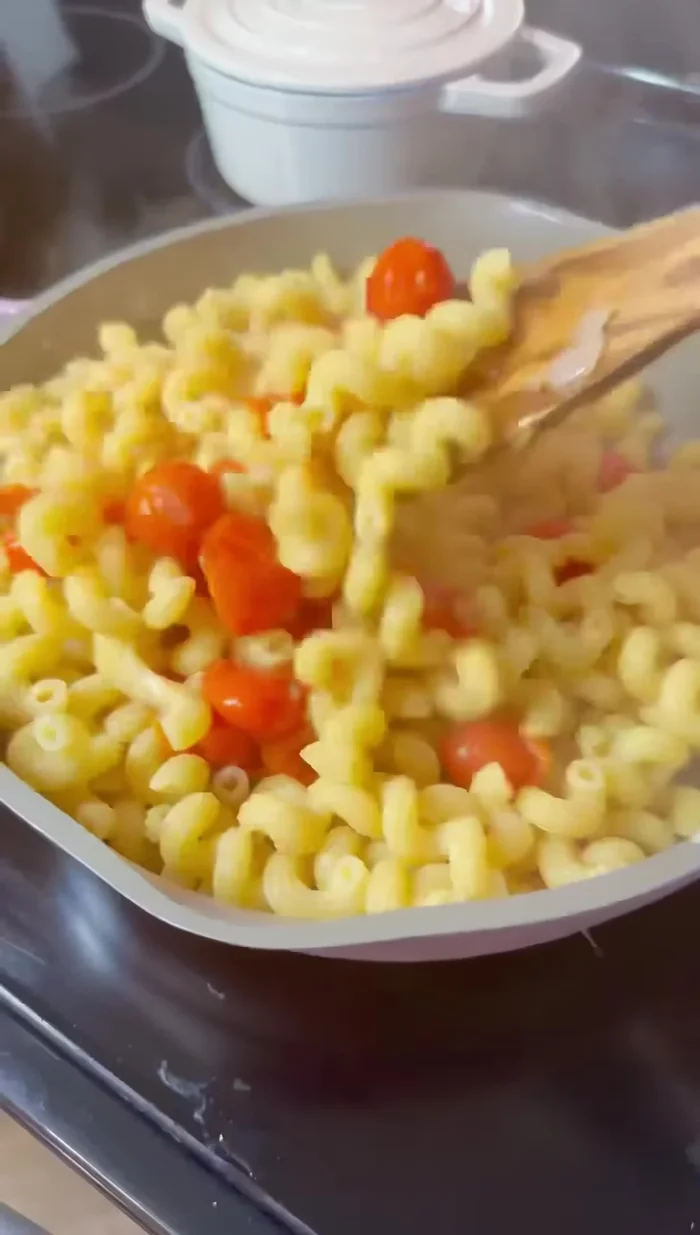 Cocer la pasta hasta que esté al dente.