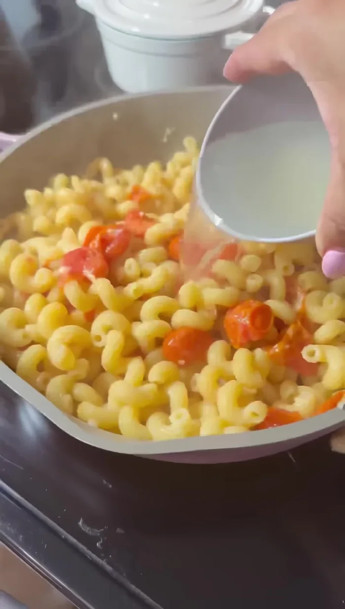 Agregar 1/4 taza de agua de la pasta y el parmesano rallado.