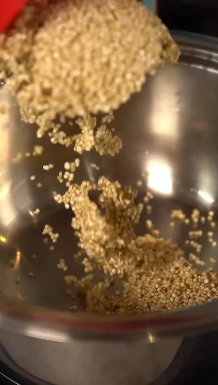 En una olla, colocar una taza de quinoa previamente enjuagada.
