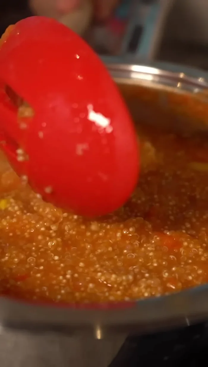 Tapar la olla y dejar cocinar hasta que se consuma el líquido, removiendo de vez en cuando.