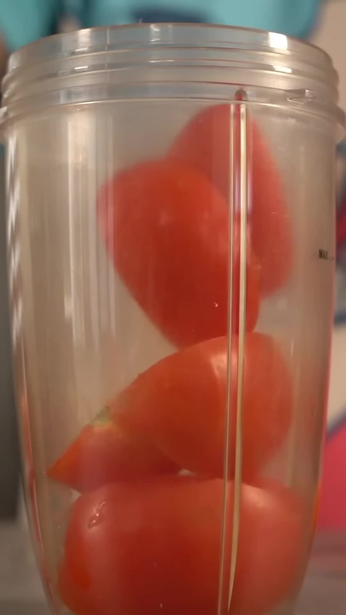 Llevar los tomates, zanahoria, cebolla, ajo, agua, sal y cominos a la licuadora.