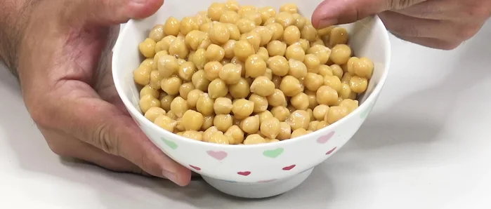 Añadir los garbanzos cocidos y escurridos al cuenco.