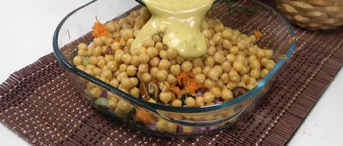 Añadir la salsa al cuenco con los garbanzos y el resto de ingredientes. Mezclar bien.