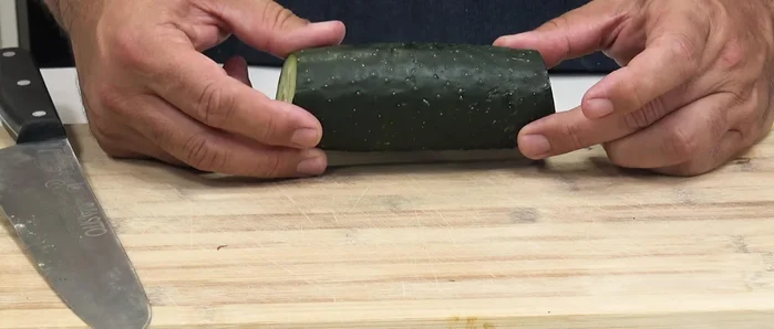 Cortar el pepino en tiras del tamaño de un garbanzo. Si se desea, quitar la piel y/o las semillas. Incorporar al cuenco.