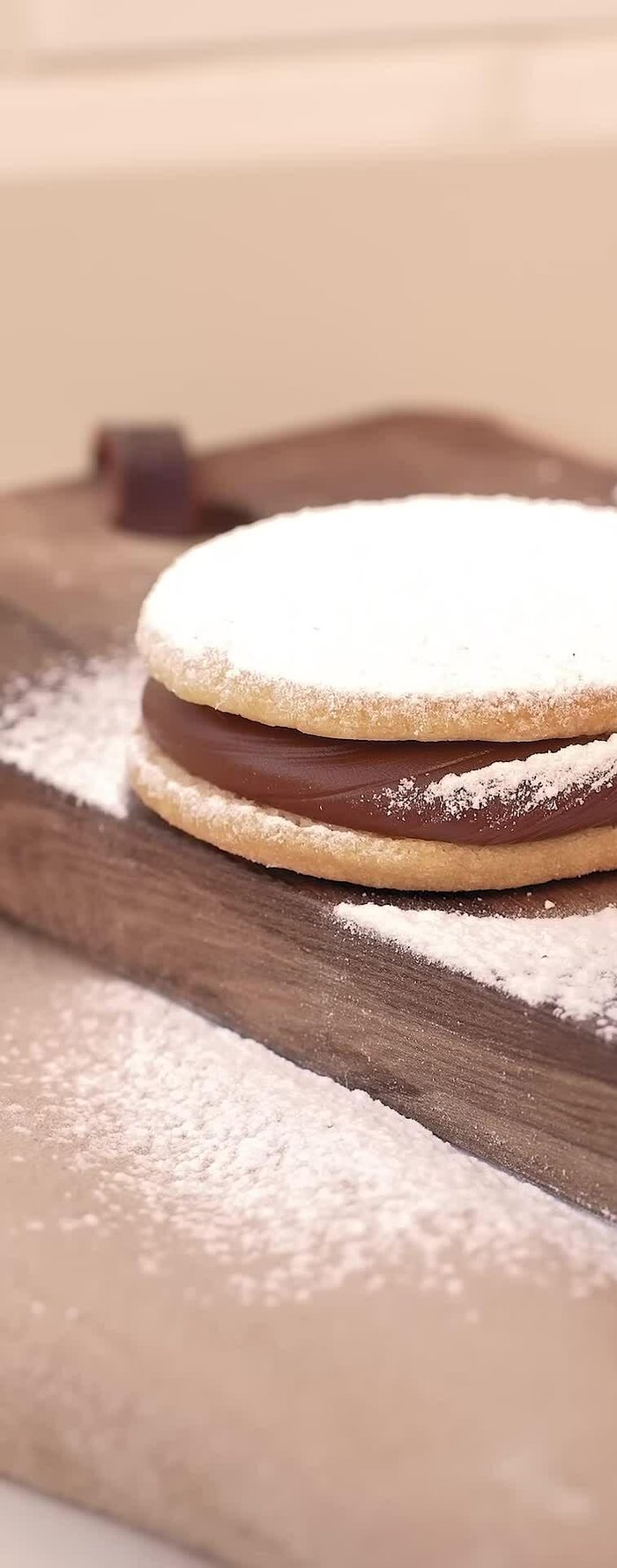 Aflojar la manteca hasta que quede como pomada, para untar una tostada. (0.12)