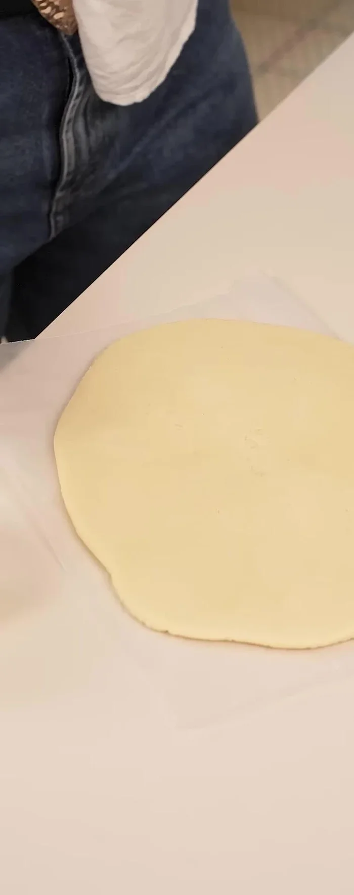 Estirar la masa fría hasta el grosor deseado y cortar los alfajores. (73.2)