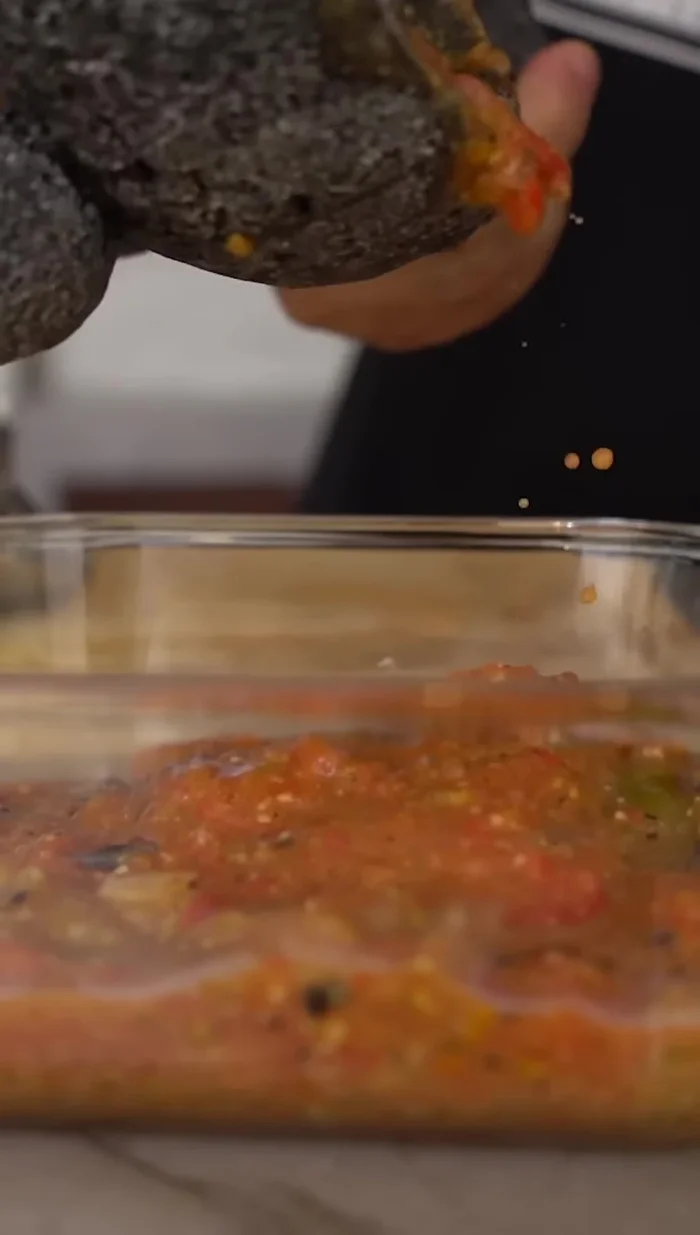 Verter la salsa en un recipiente.