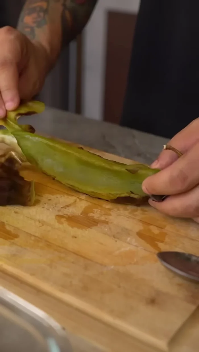 Agregar la cebolla asada. Limpiar los chiles California, quitar piel y semillas, cortar en tiras y añadir a la salsa.